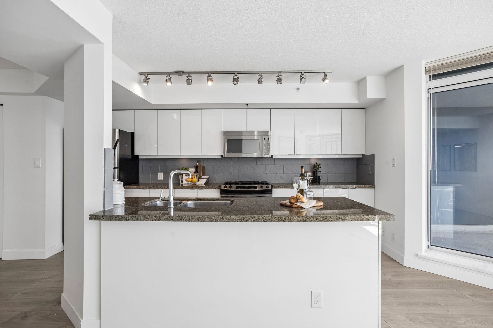 1805 6068 NO. 3 ROAD Unit: 1805