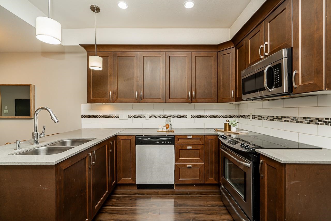 109 828 ROYAL AVENUE Unit: 109