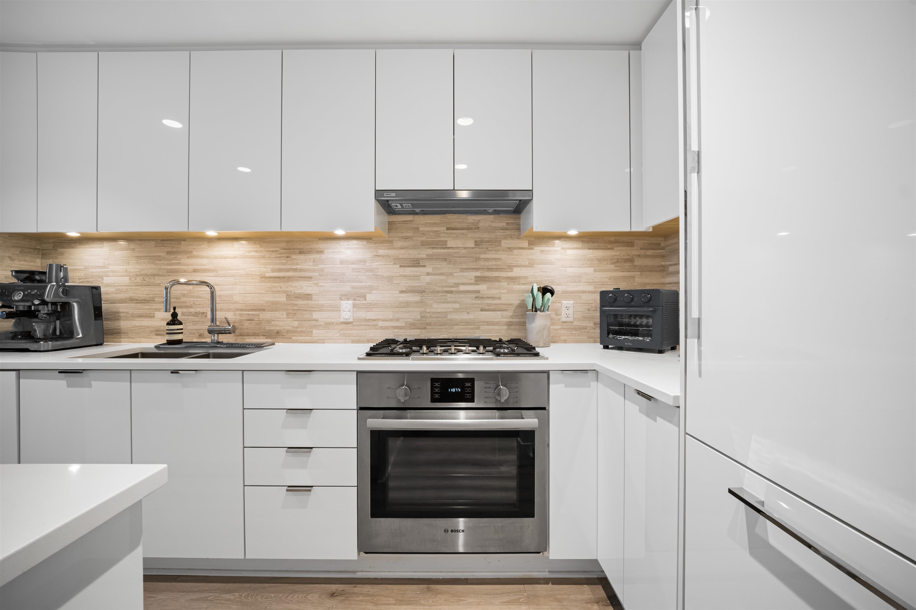 511 9233 ODLIN ROAD Unit: 511