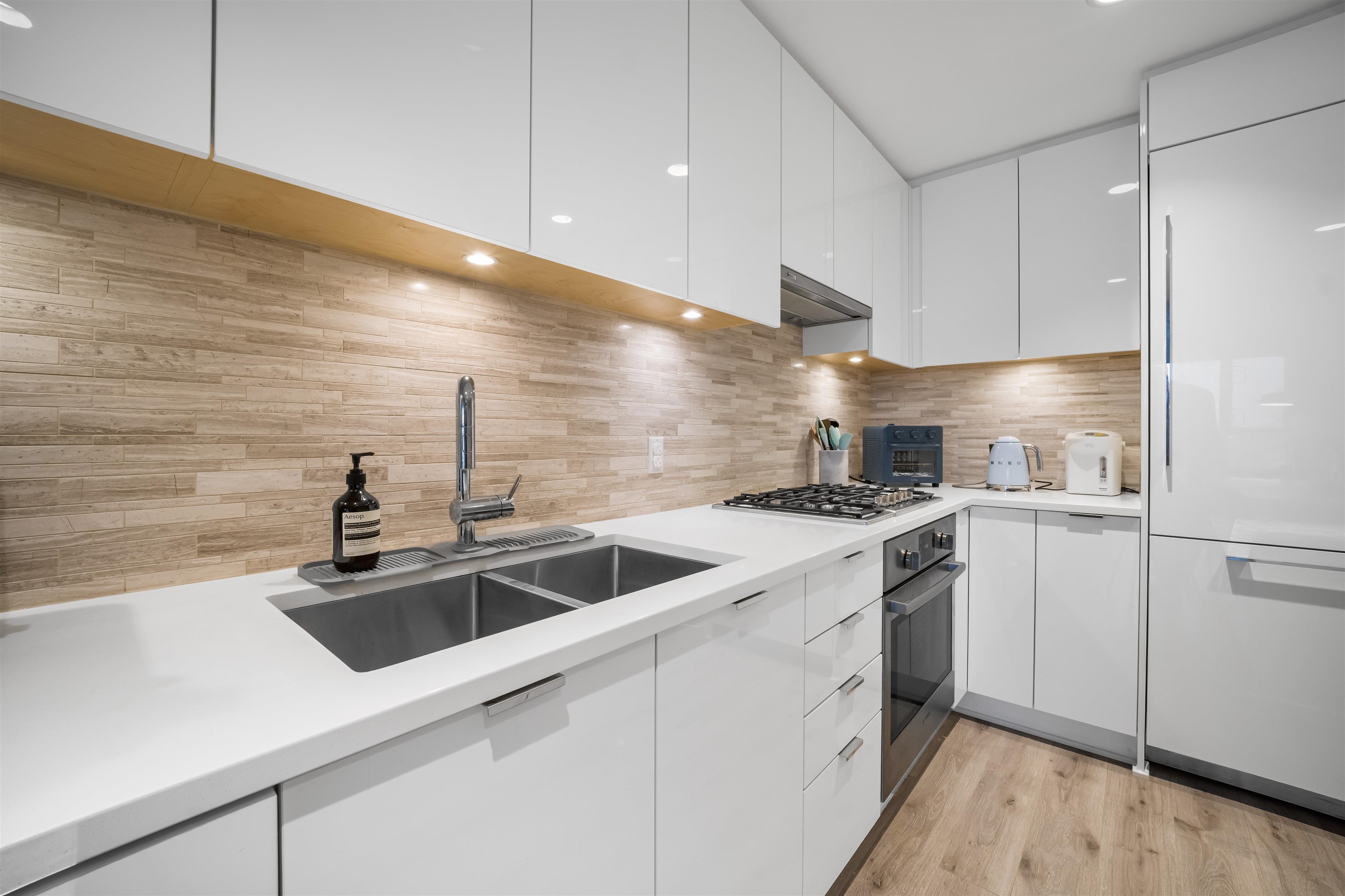 511 9233 ODLIN ROAD Unit: 511