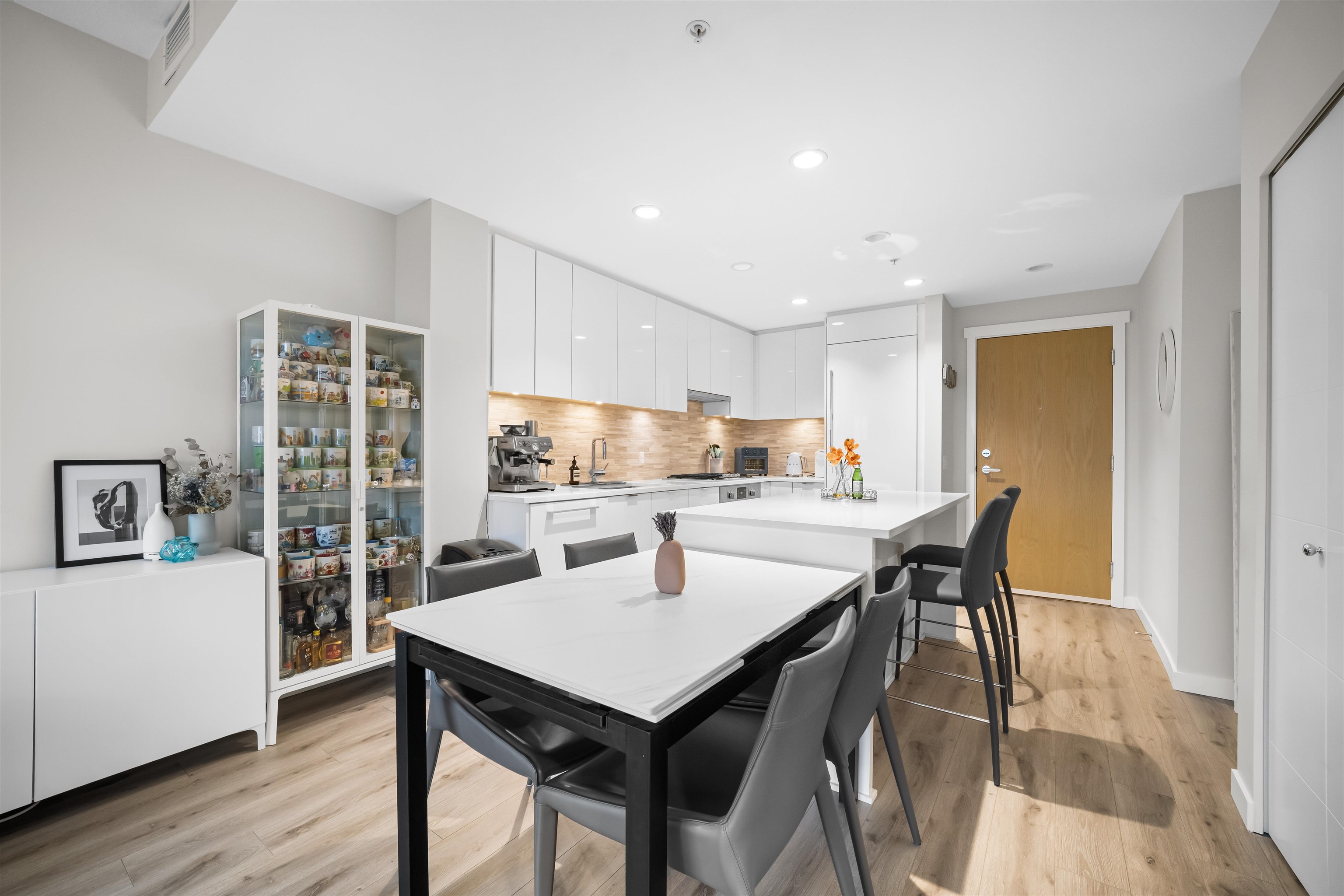 511 9233 ODLIN ROAD Unit: 511