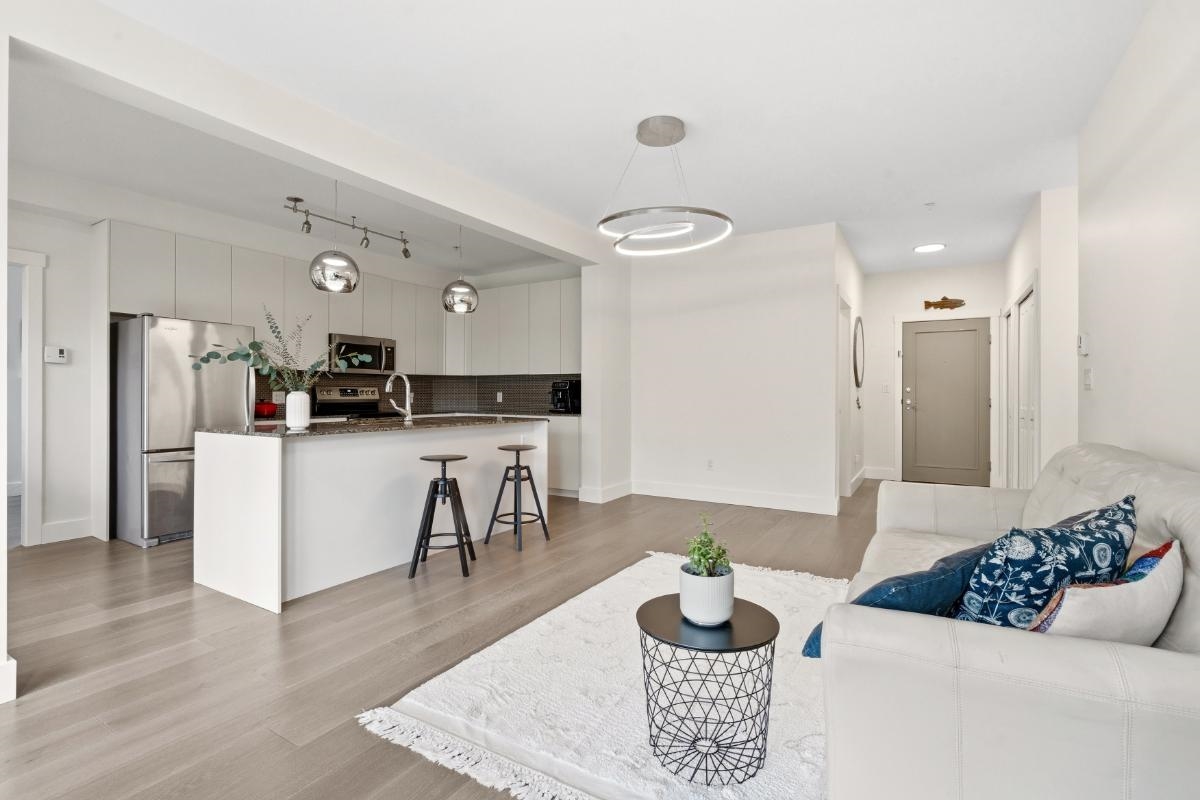 210 6268 EAGLES DRIVE Unit: 210