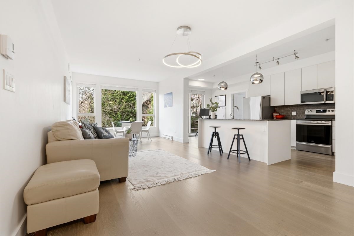 210 6268 EAGLES DRIVE Unit: 210