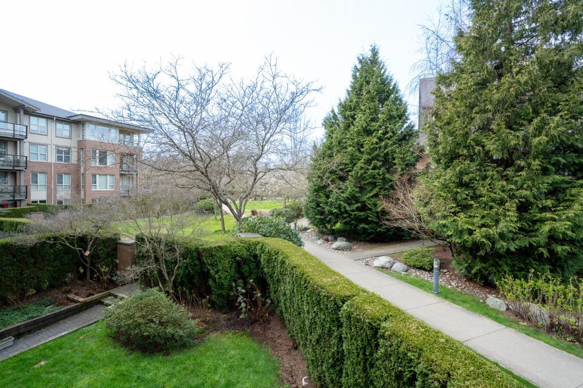 210 6268 EAGLES DRIVE Unit: 210