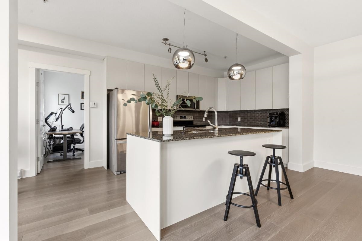 210 6268 EAGLES DRIVE Unit: 210