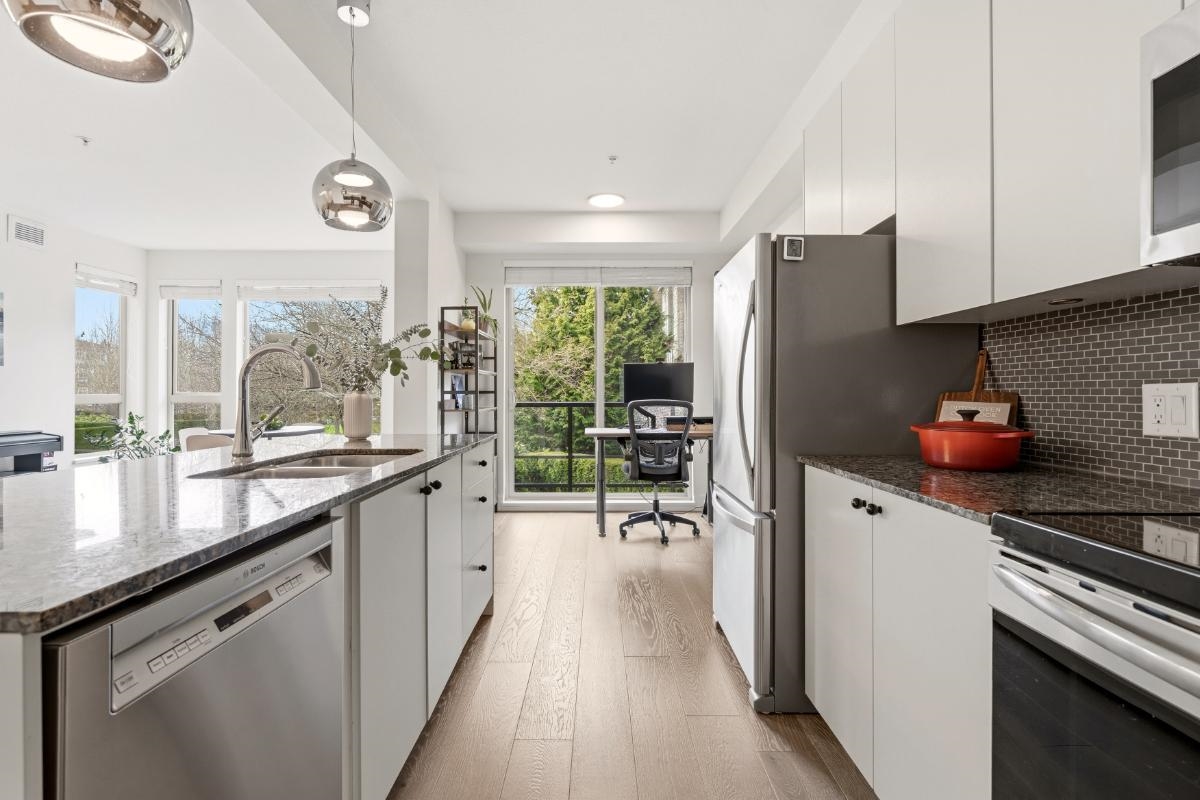 210 6268 EAGLES DRIVE Unit: 210