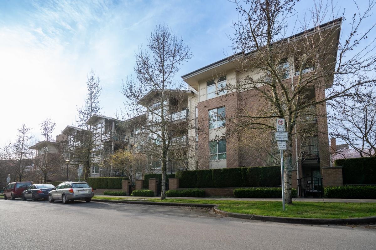 210 6268 EAGLES DRIVE Unit: 210