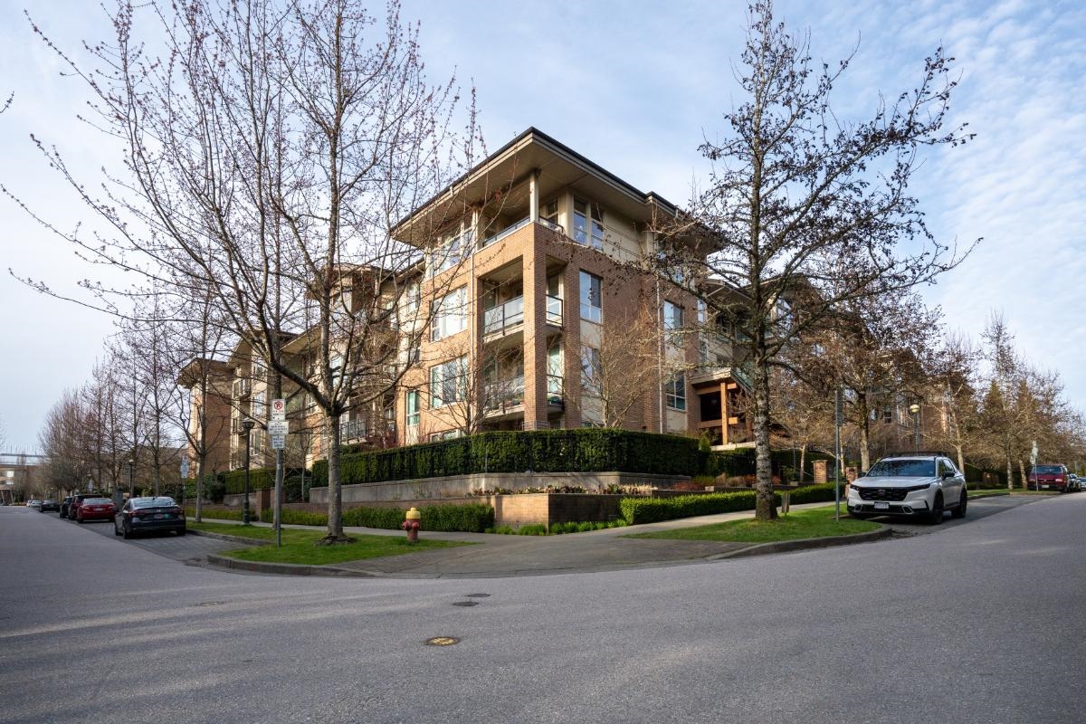 210 6268 EAGLES DRIVE Unit: 210
