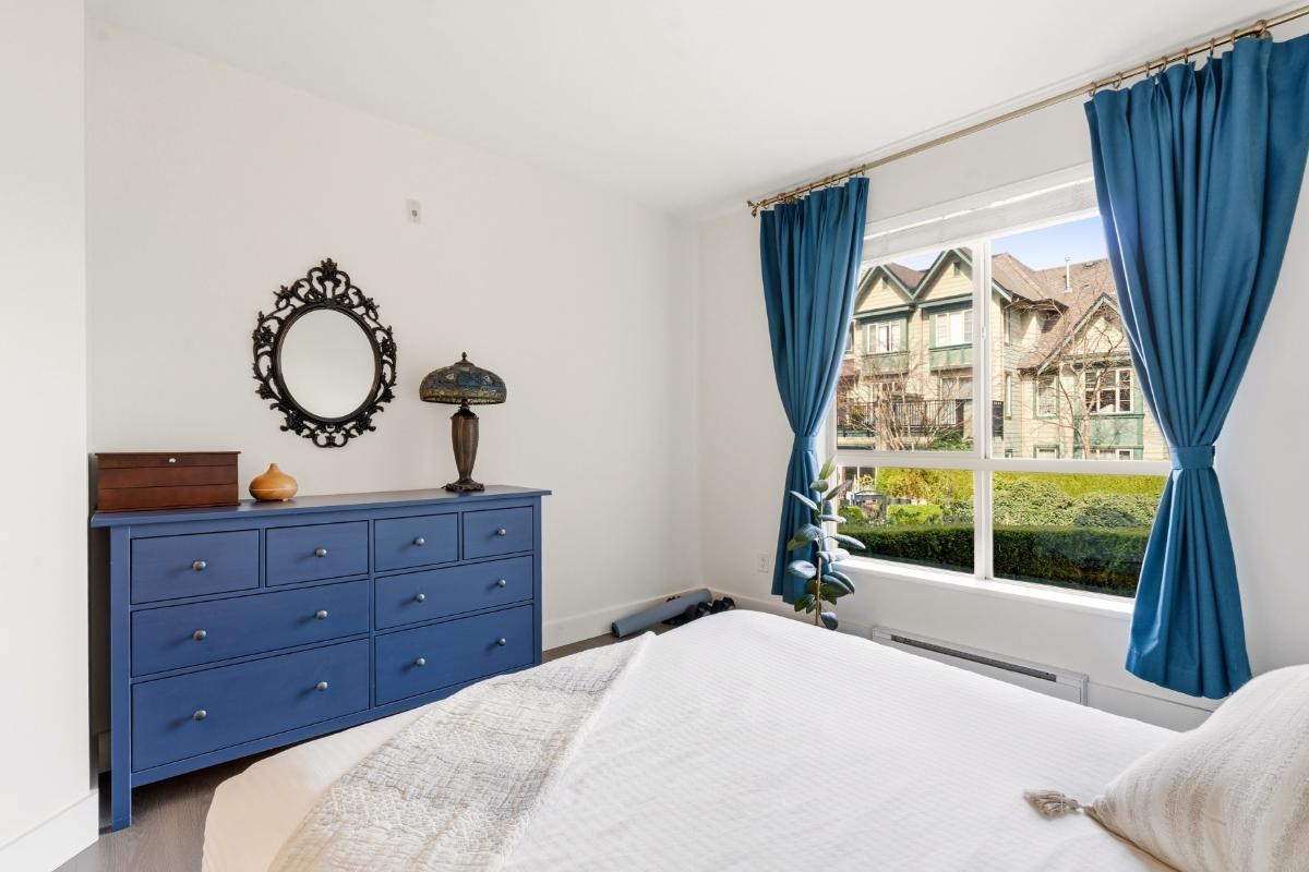 210 6268 EAGLES DRIVE Unit: 210