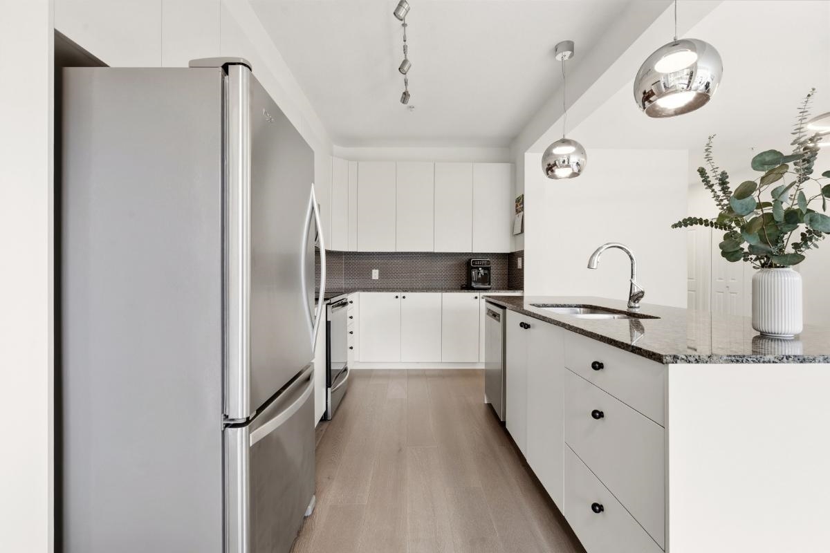 210 6268 EAGLES DRIVE Unit: 210