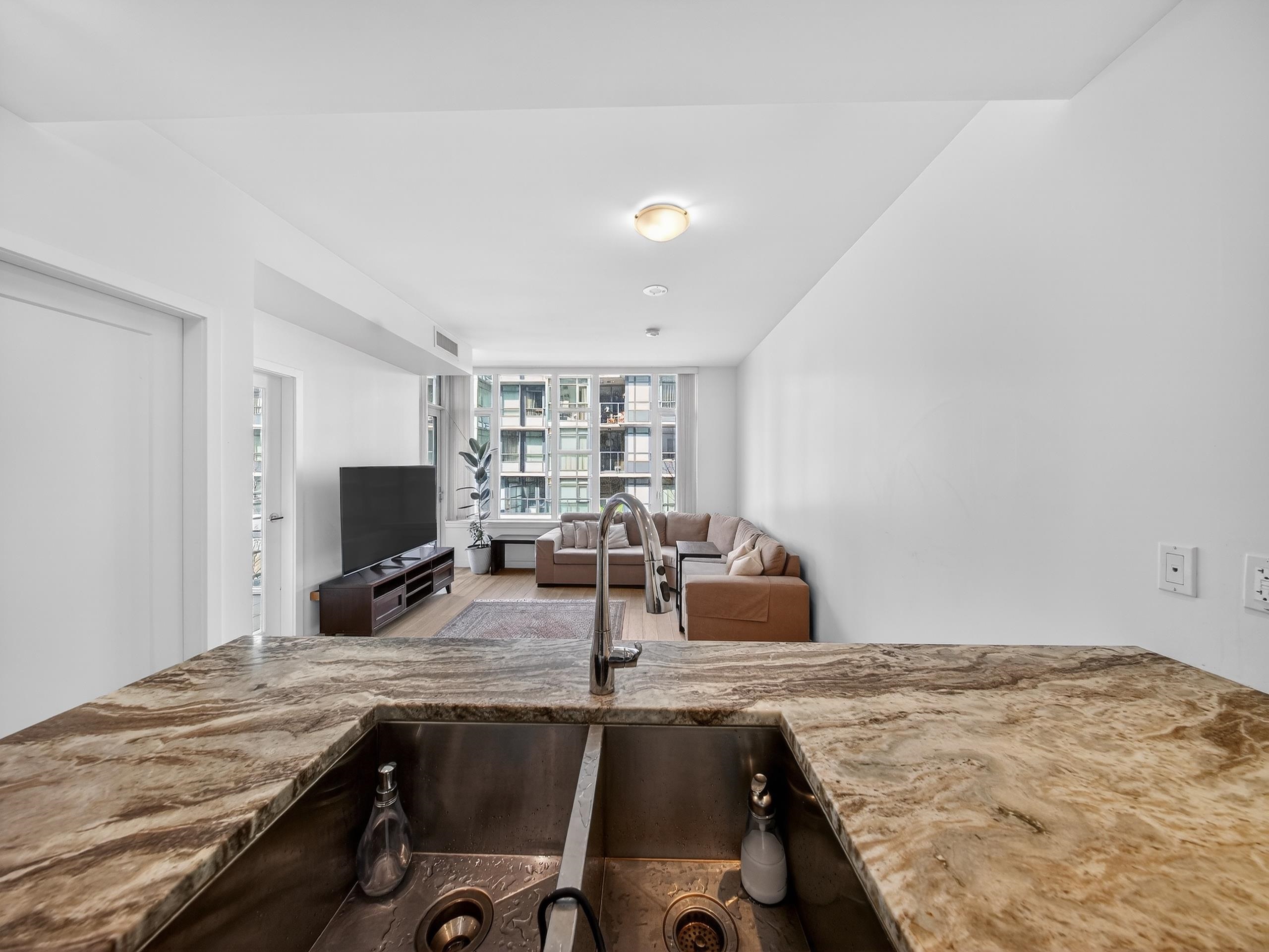 301 2565 MAPLE STREET Unit: 301