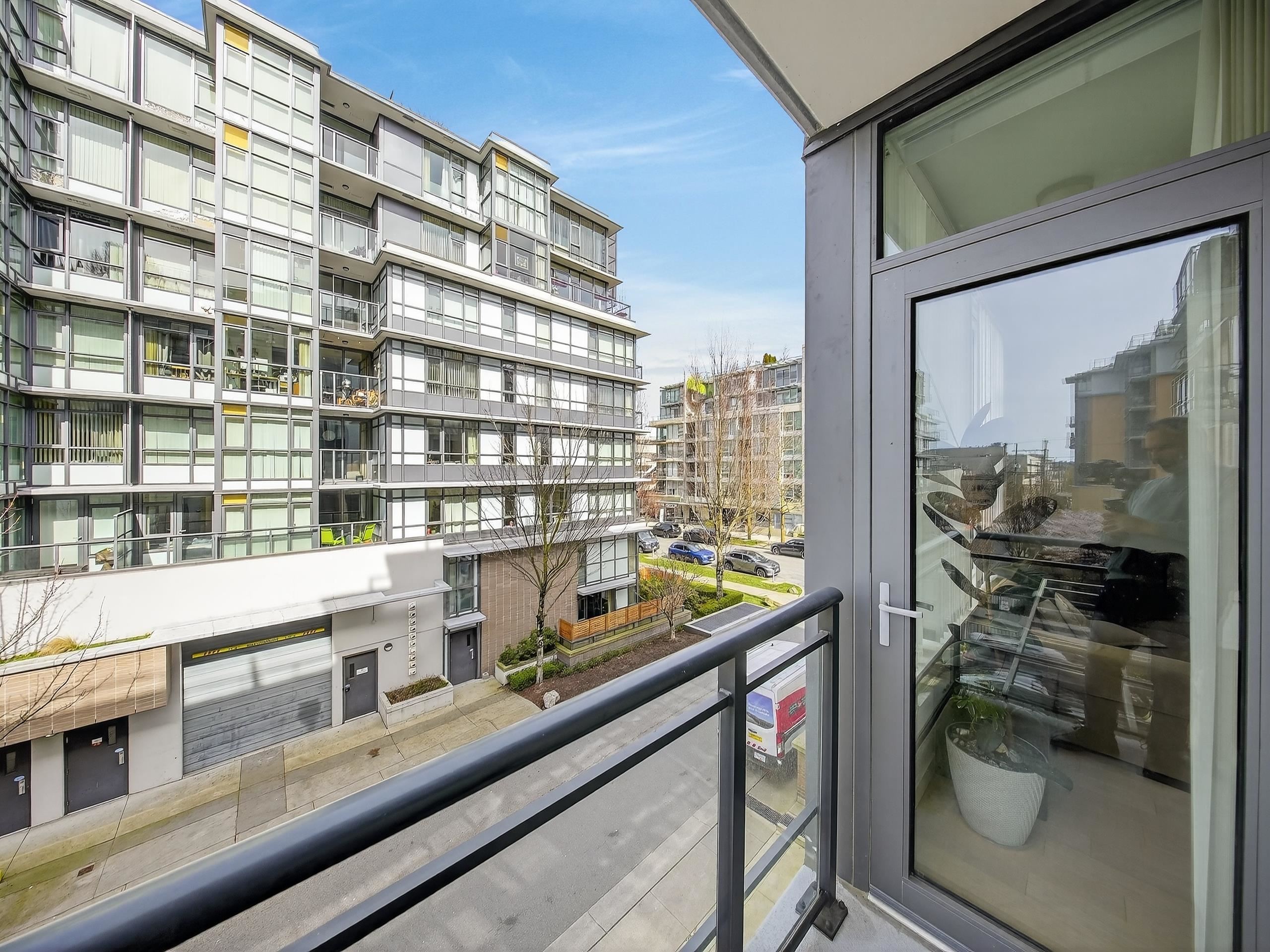 301 2565 MAPLE STREET Unit: 301