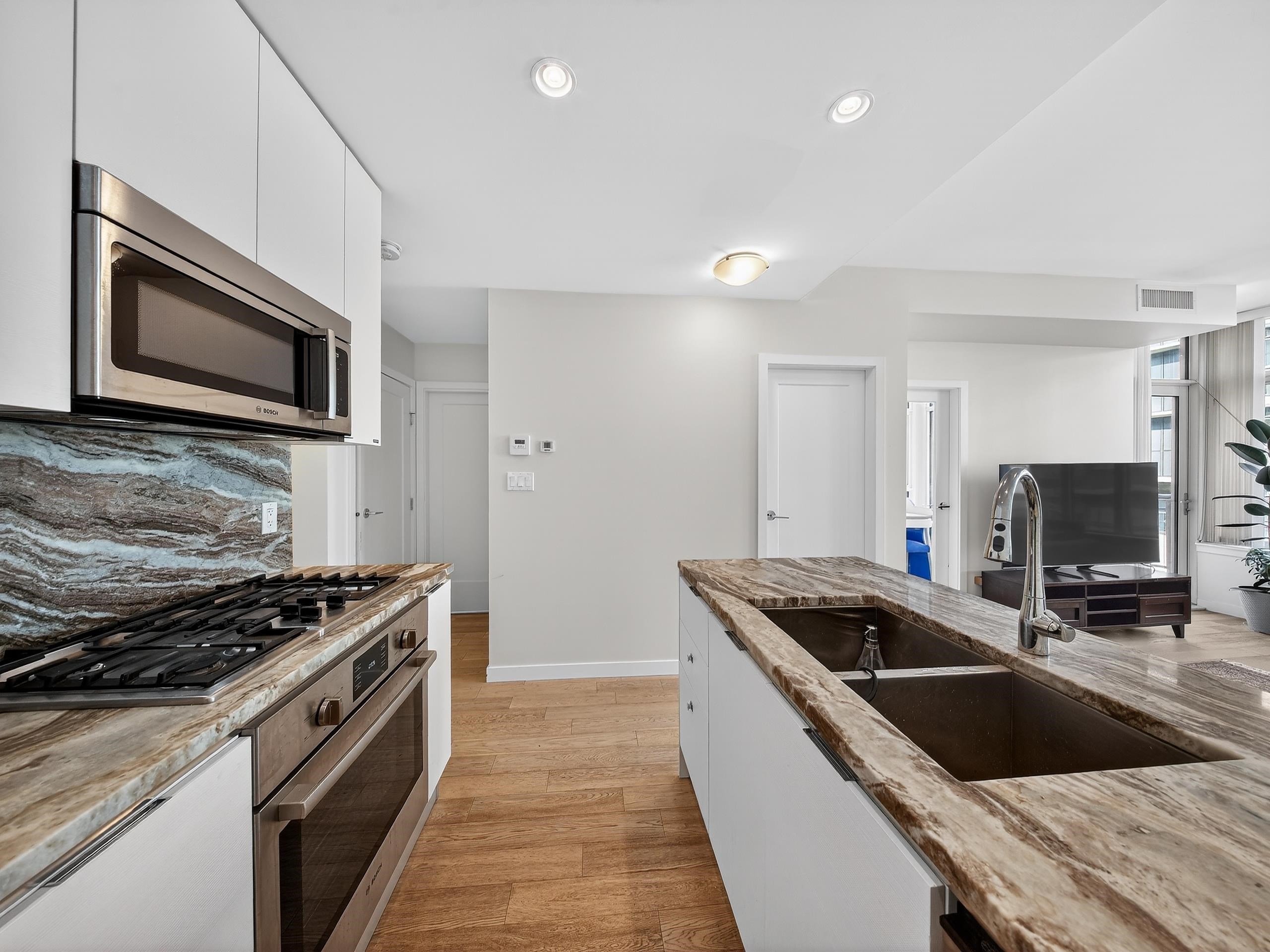 301 2565 MAPLE STREET Unit: 301