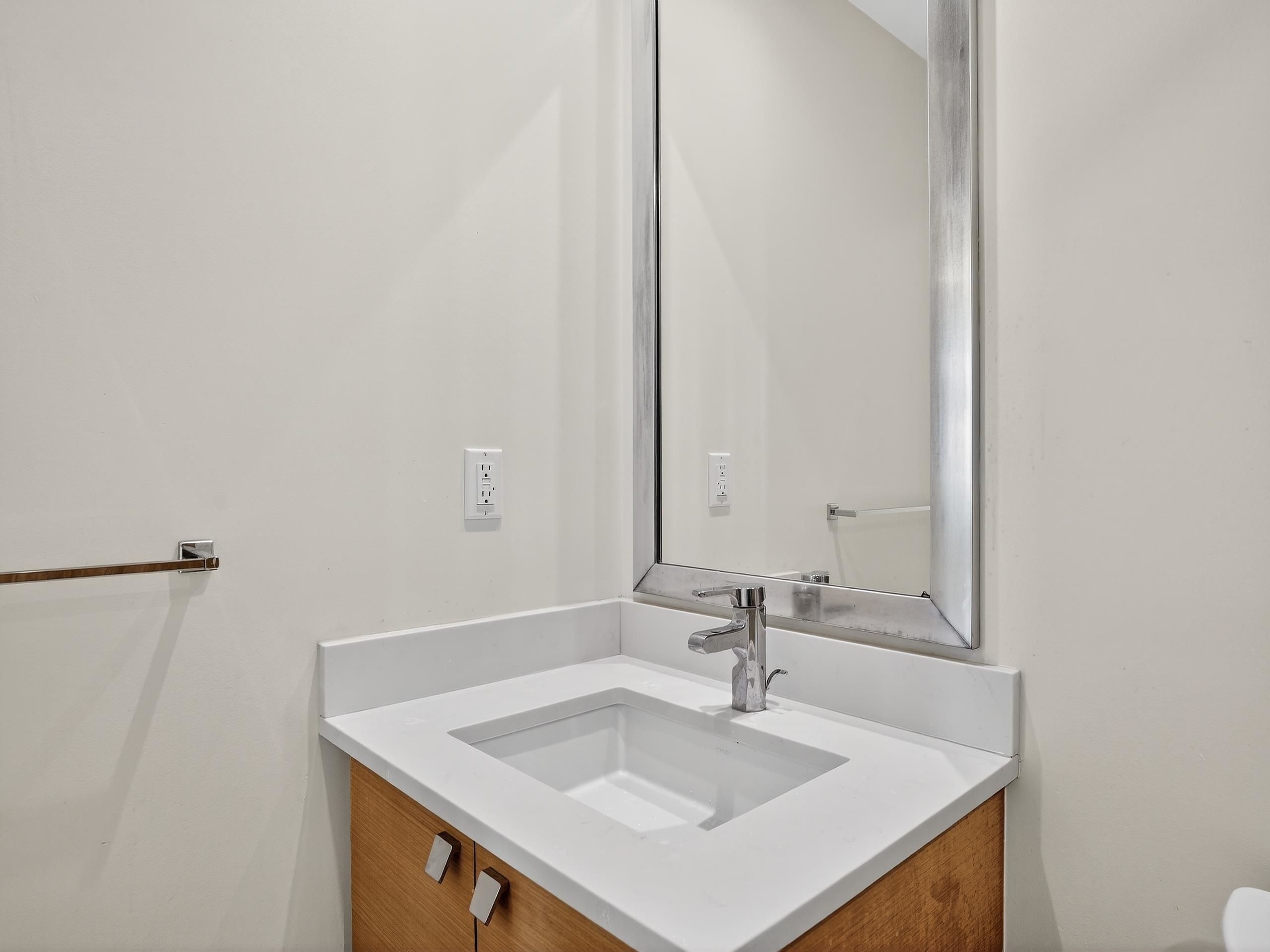 301 2565 MAPLE STREET Unit: 301