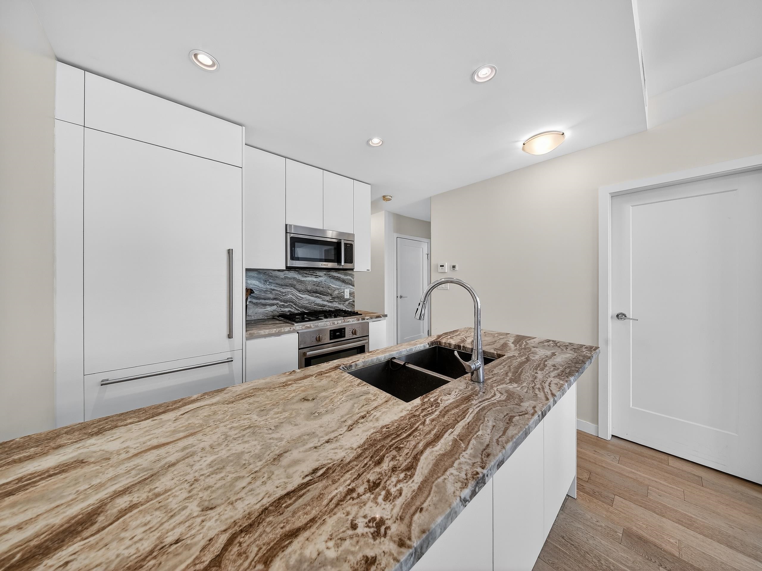 301 2565 MAPLE STREET Unit: 301