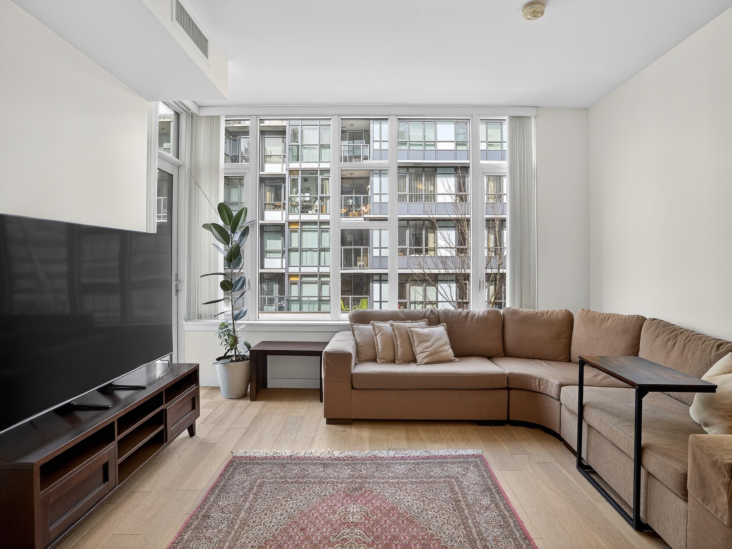 301 2565 MAPLE STREET Unit: 301