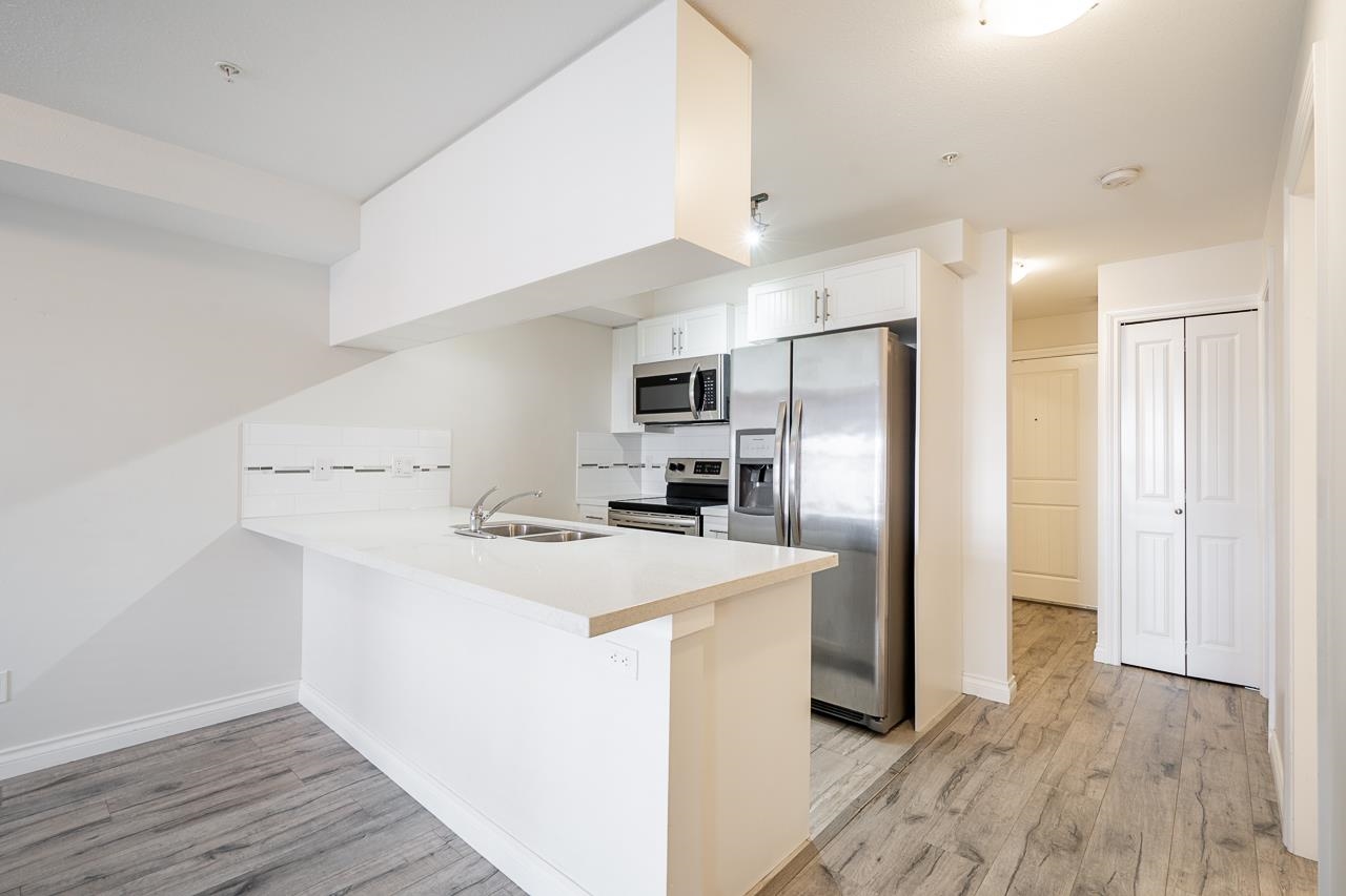 215 5650 201A STREET Unit: 215