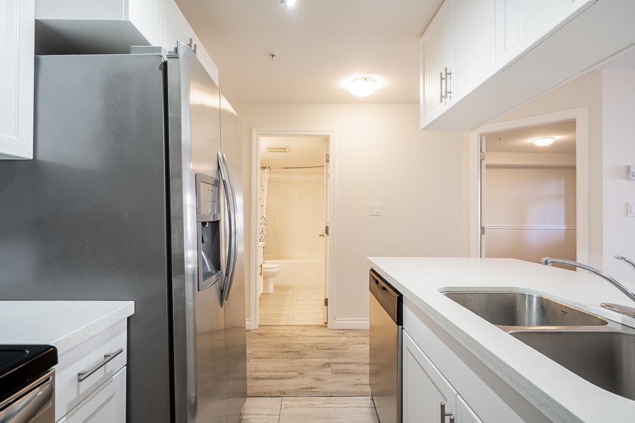 215 5650 201A STREET Unit: 215