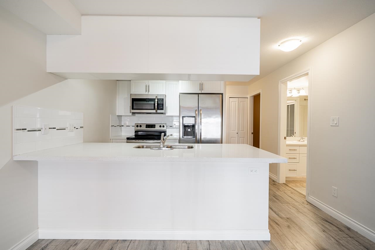 215 5650 201A STREET Unit: 215