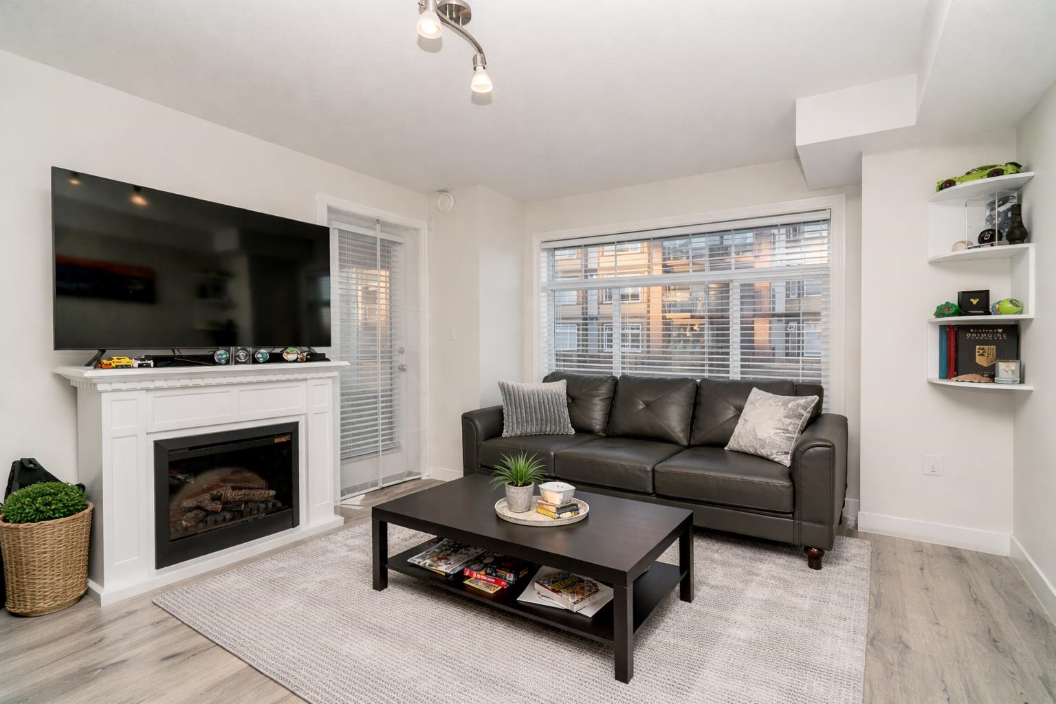 215 5650 201A STREET Unit: 215