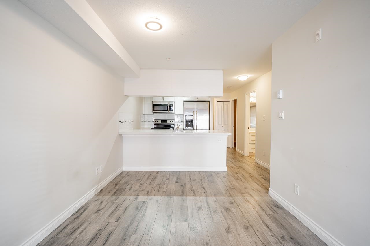215 5650 201A STREET Unit: 215