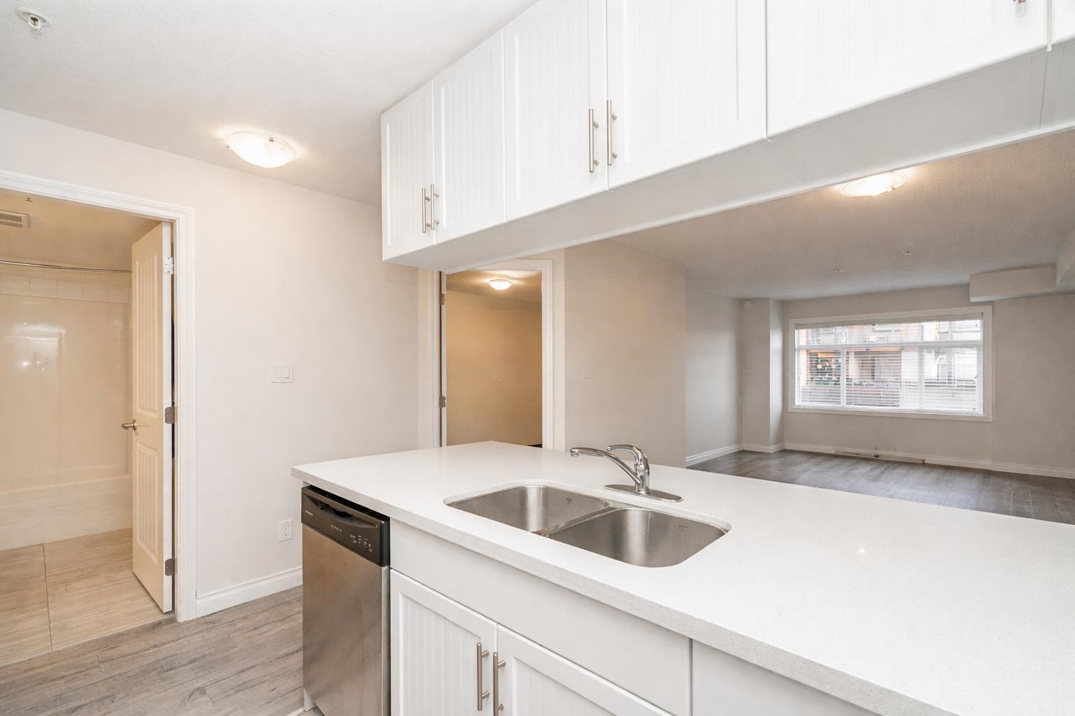215 5650 201A STREET Unit: 215
