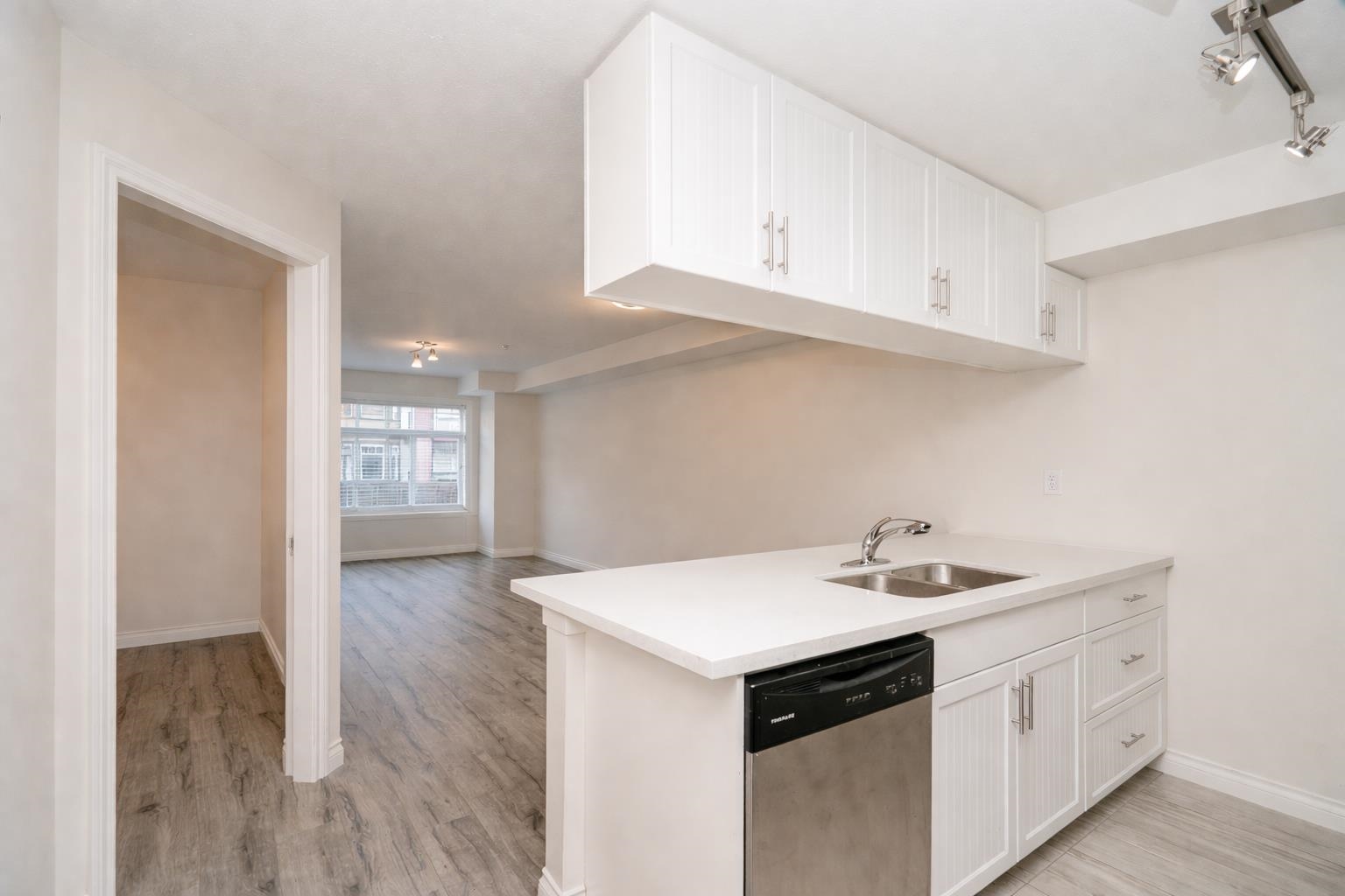 215 5650 201A STREET Unit: 215