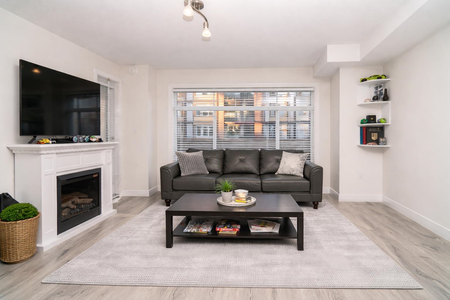 215 5650 201A STREET Unit: 215
