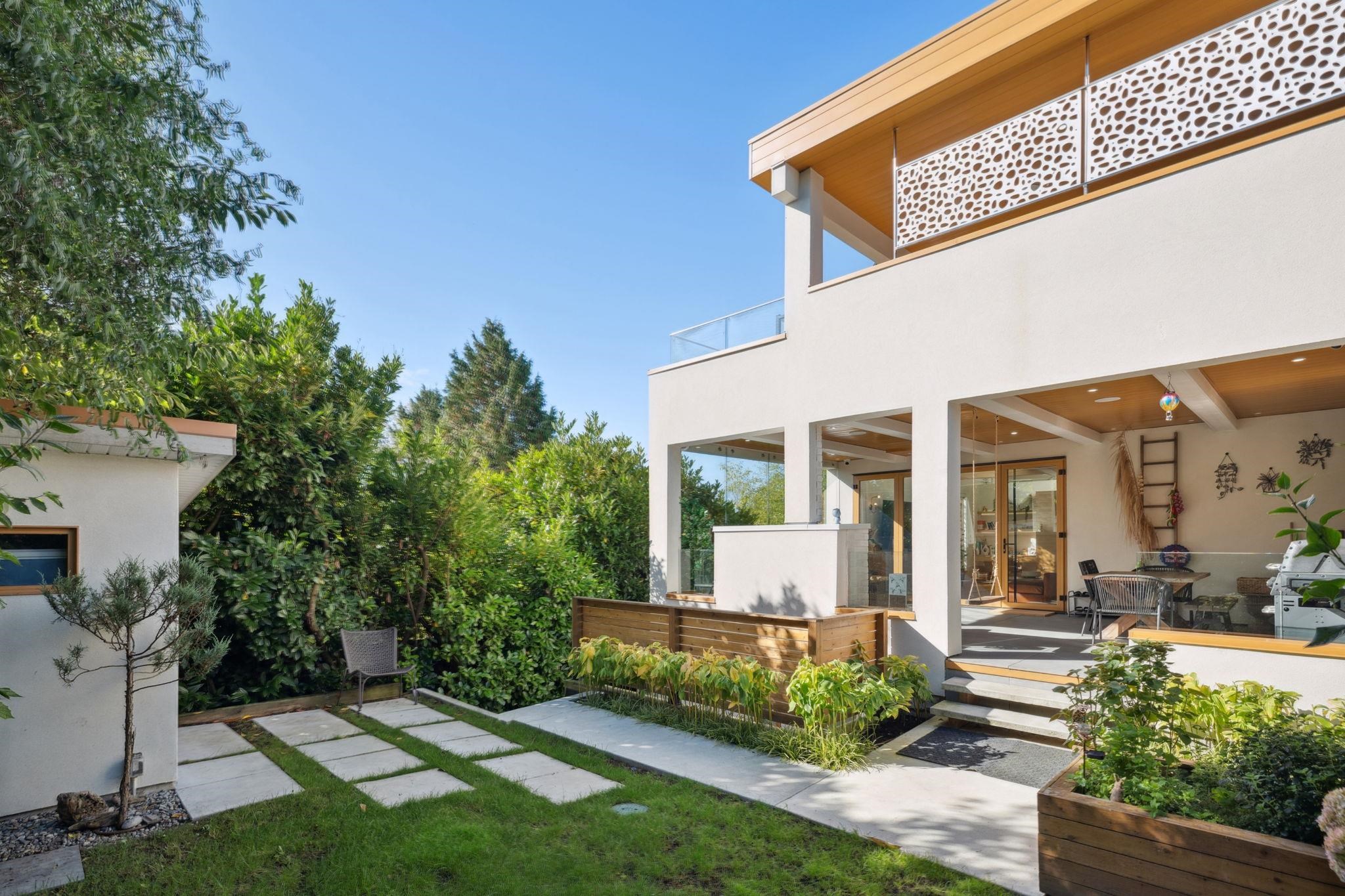 828 STEVENS STREET