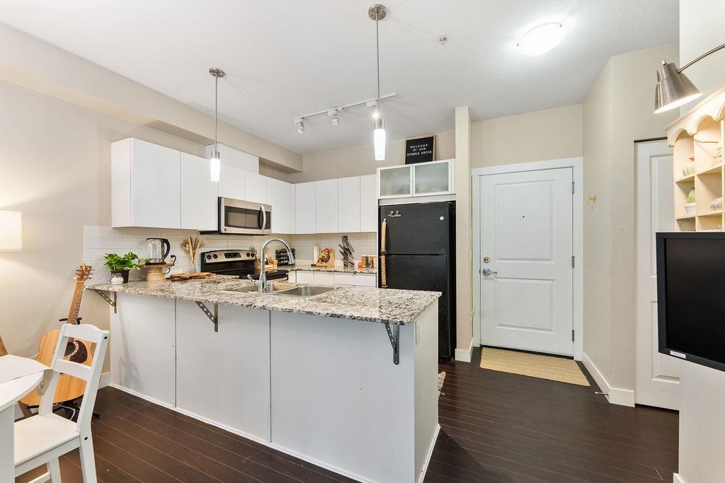 211 9655 KING GEORGE BOULEVARD Unit: 211