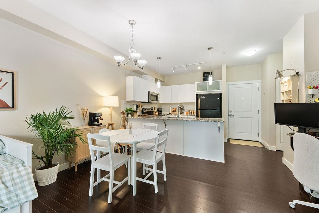 211 9655 KING GEORGE BOULEVARD Unit: 211