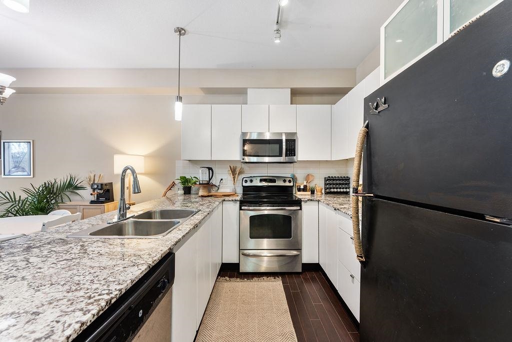 211 9655 KING GEORGE BOULEVARD Unit: 211