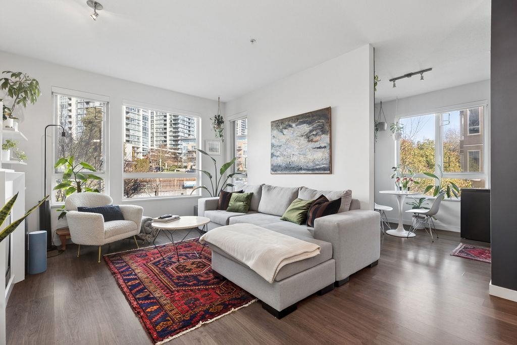 207 217 W 8TH STREET Unit: 207