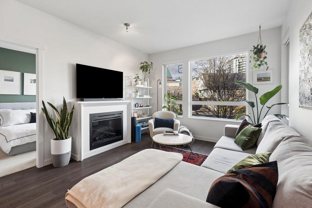207 217 W 8TH STREET Unit: 207