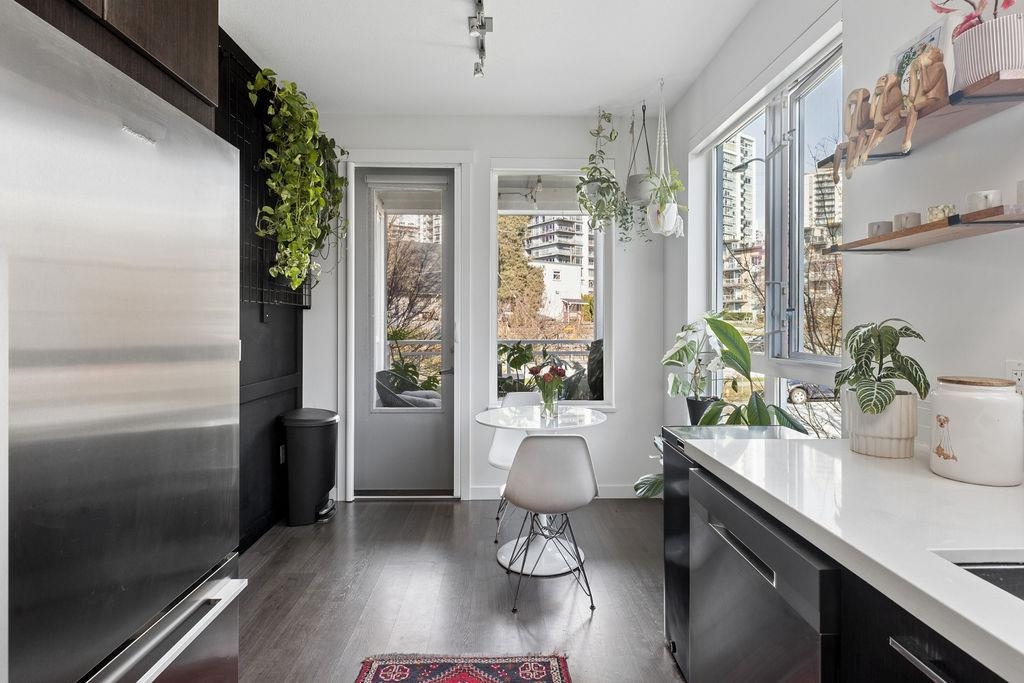 207 217 W 8TH STREET Unit: 207