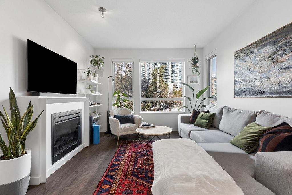 207 217 W 8TH STREET Unit: 207