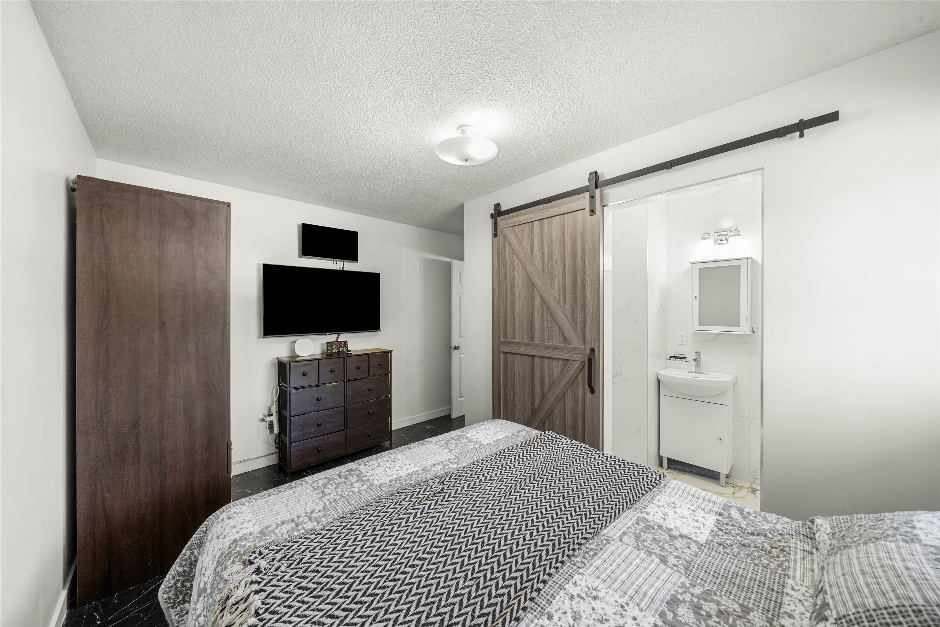 1121 PRAIRIE AVENUE