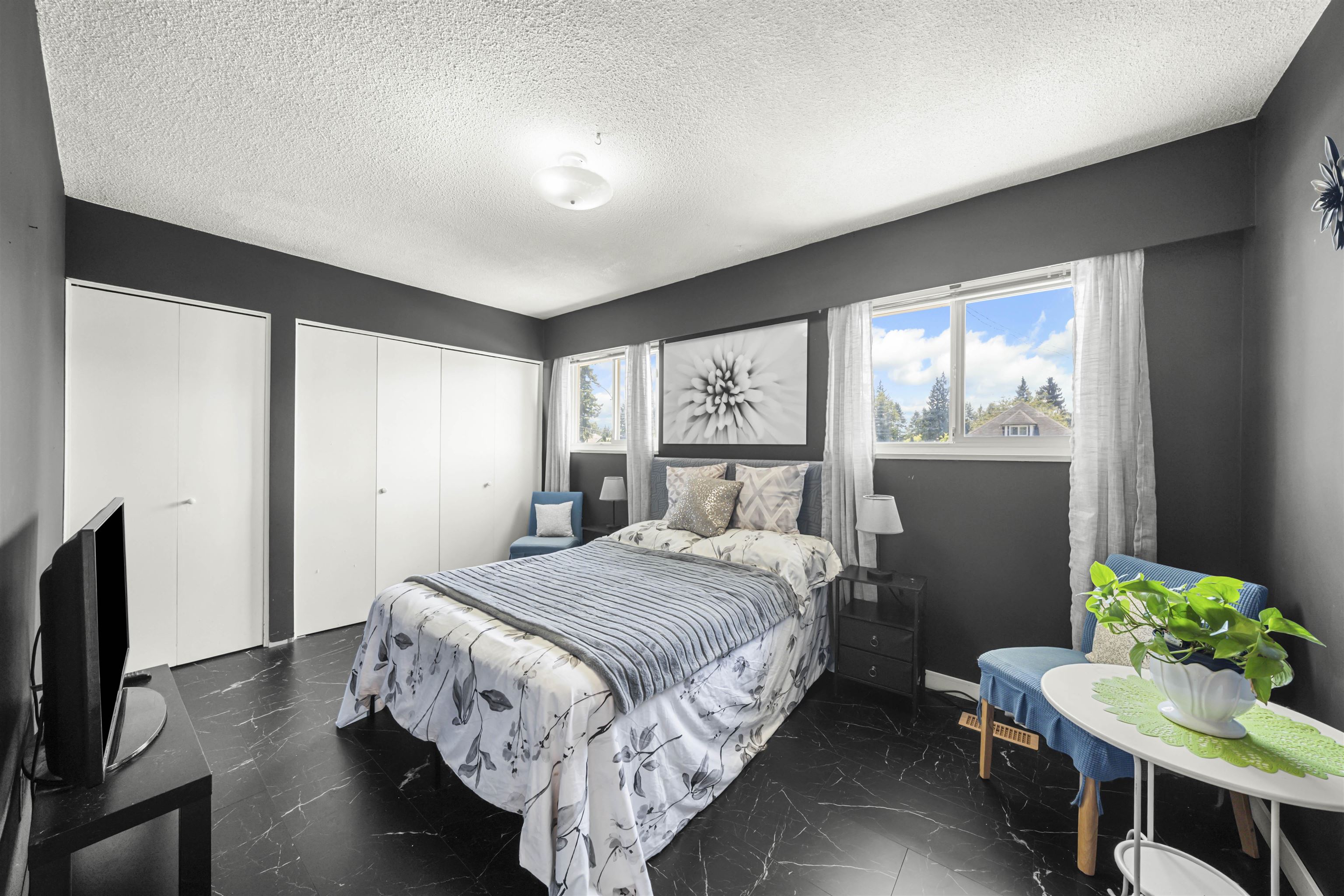 1121 PRAIRIE AVENUE