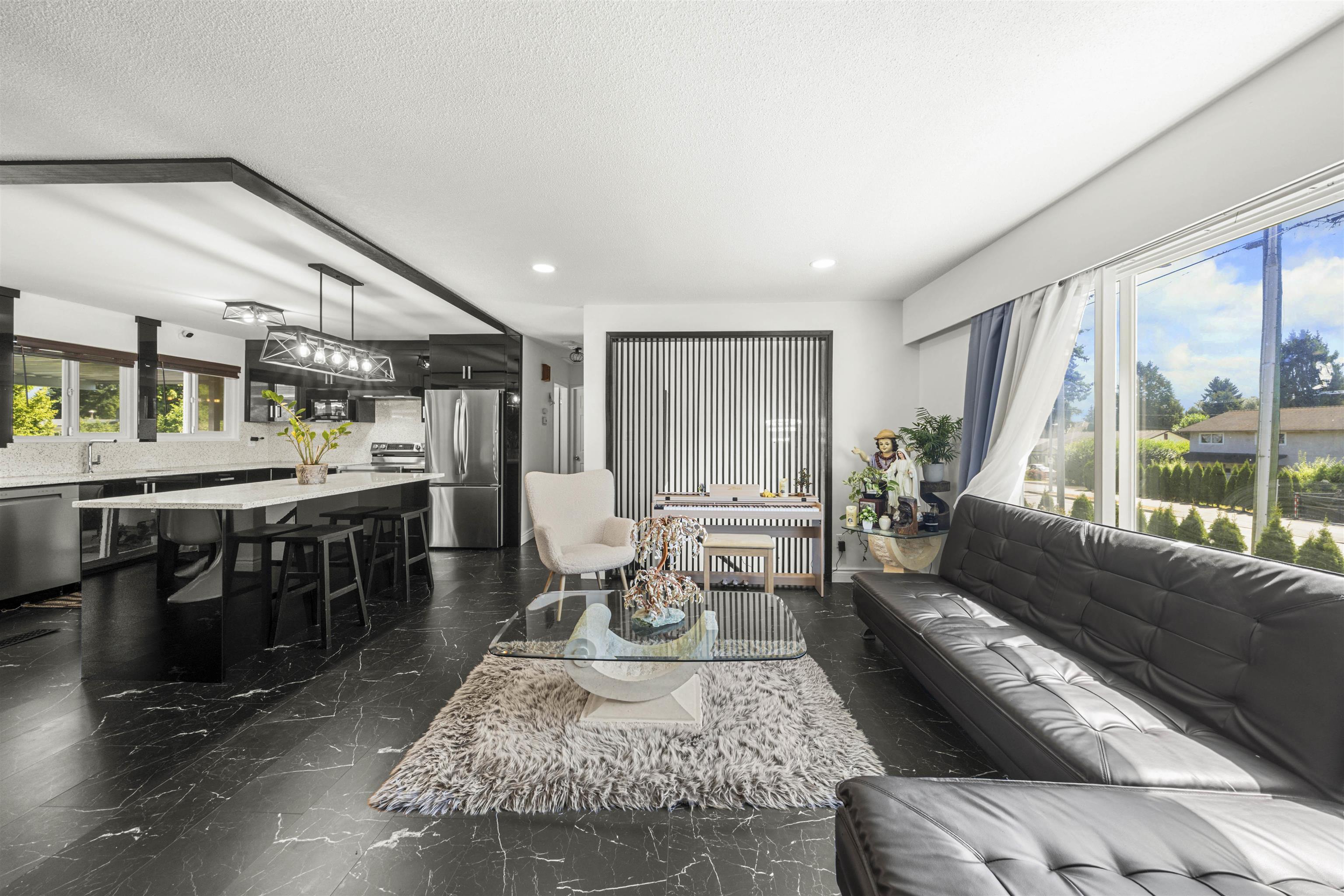 1121 PRAIRIE AVENUE