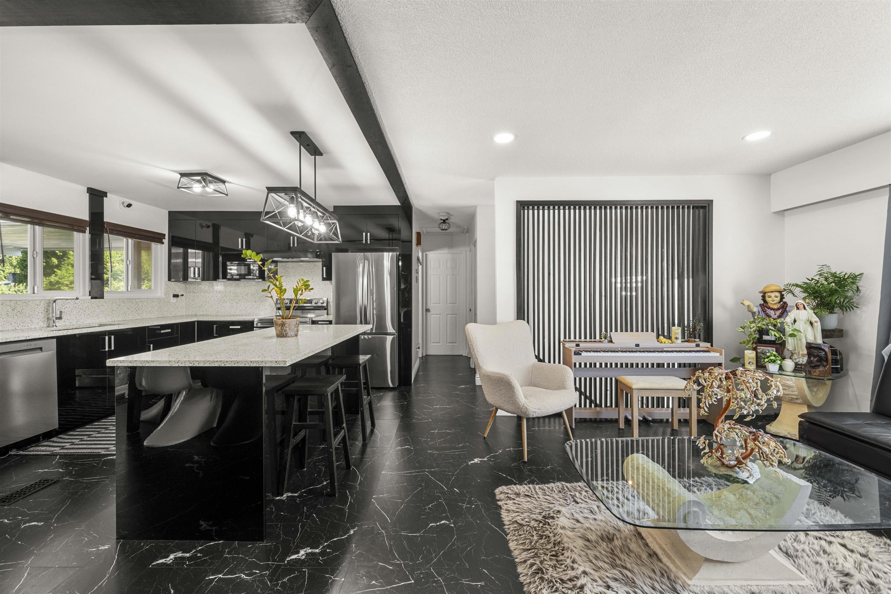 1121 PRAIRIE AVENUE