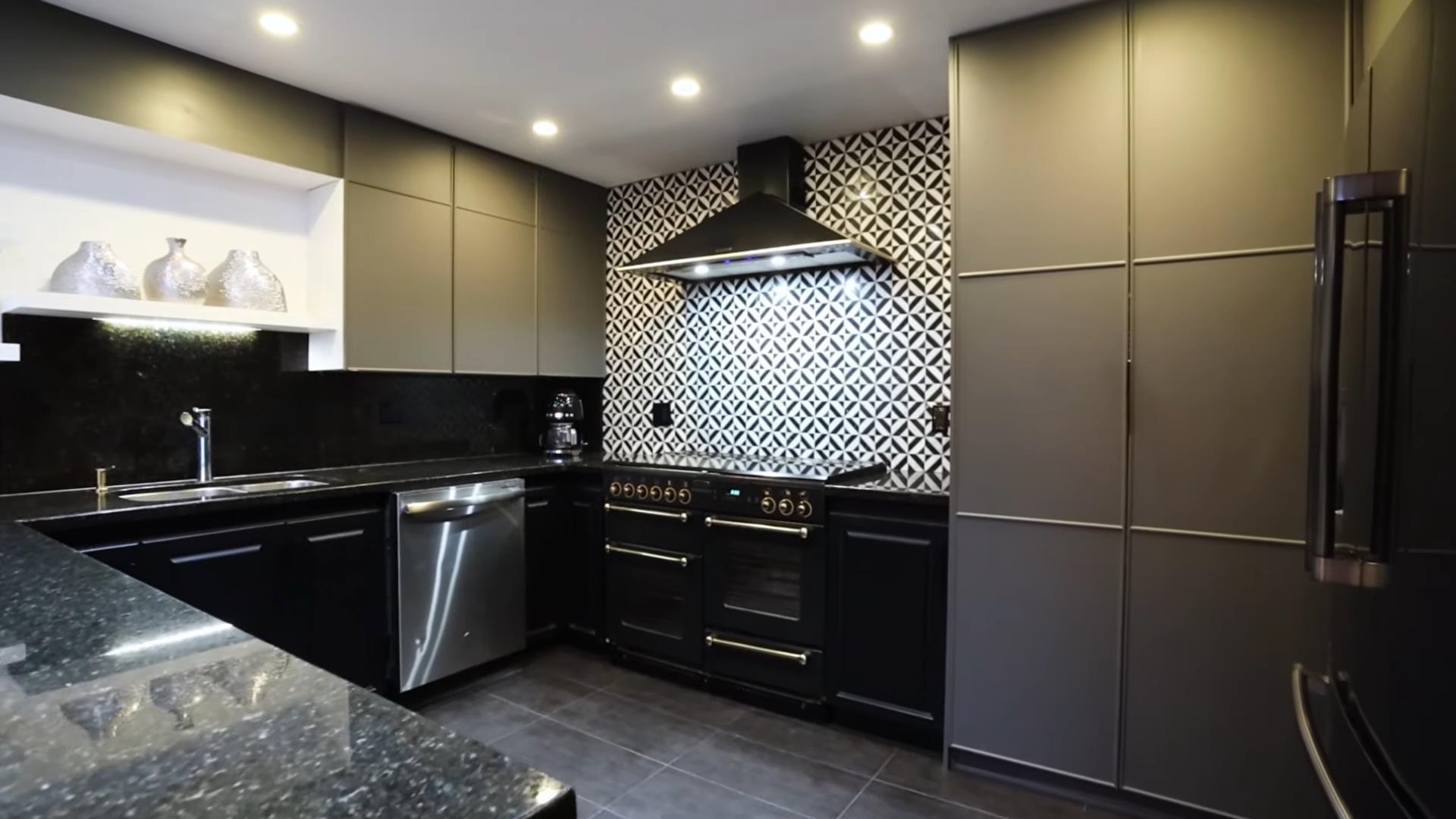 1306 33 CHESTERFIELD PLACE Unit: 1306