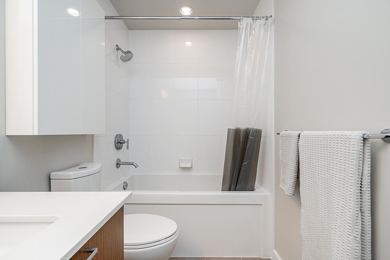 208 1330 MARINE DRIVE Unit: 208