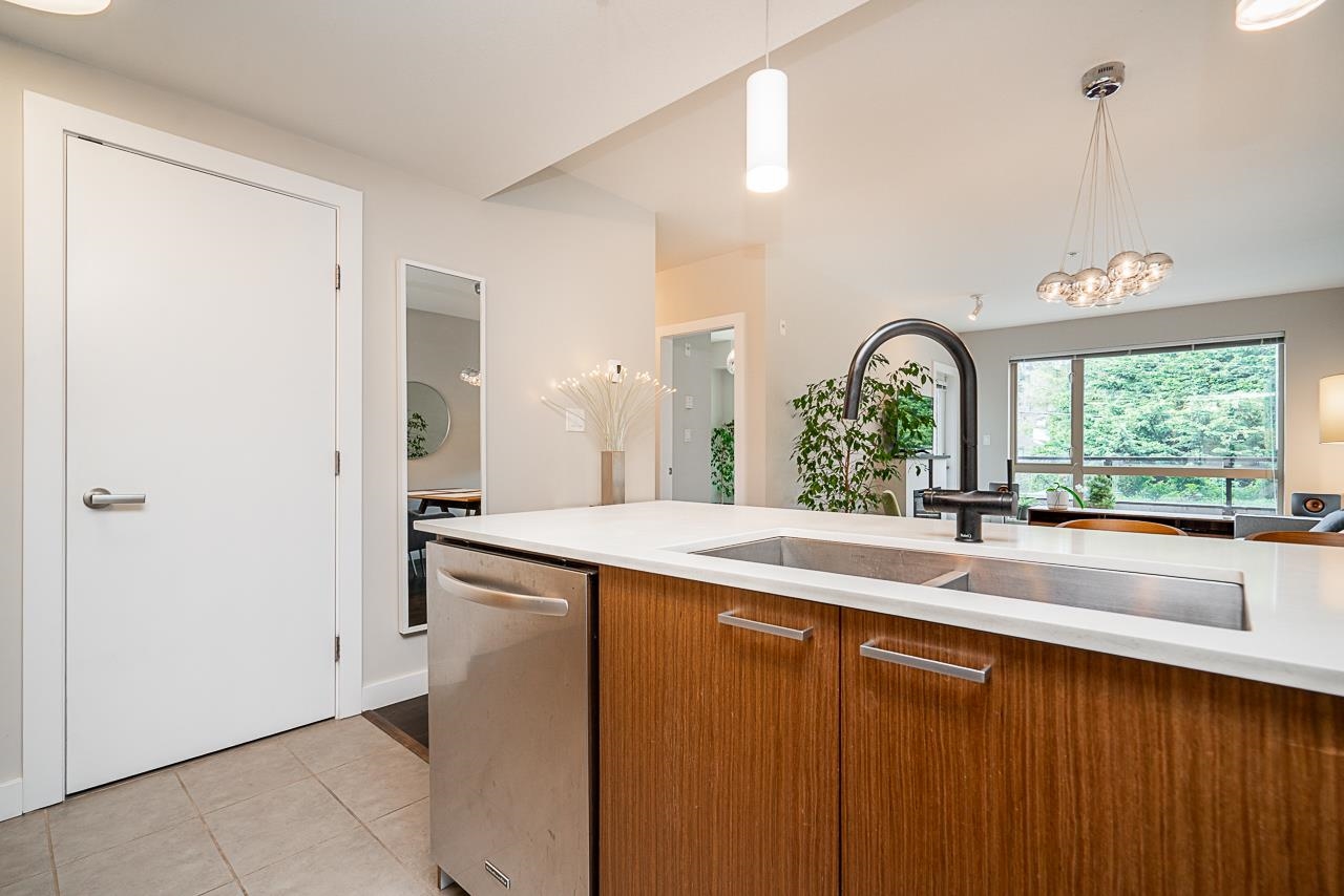 208 1330 MARINE DRIVE Unit: 208