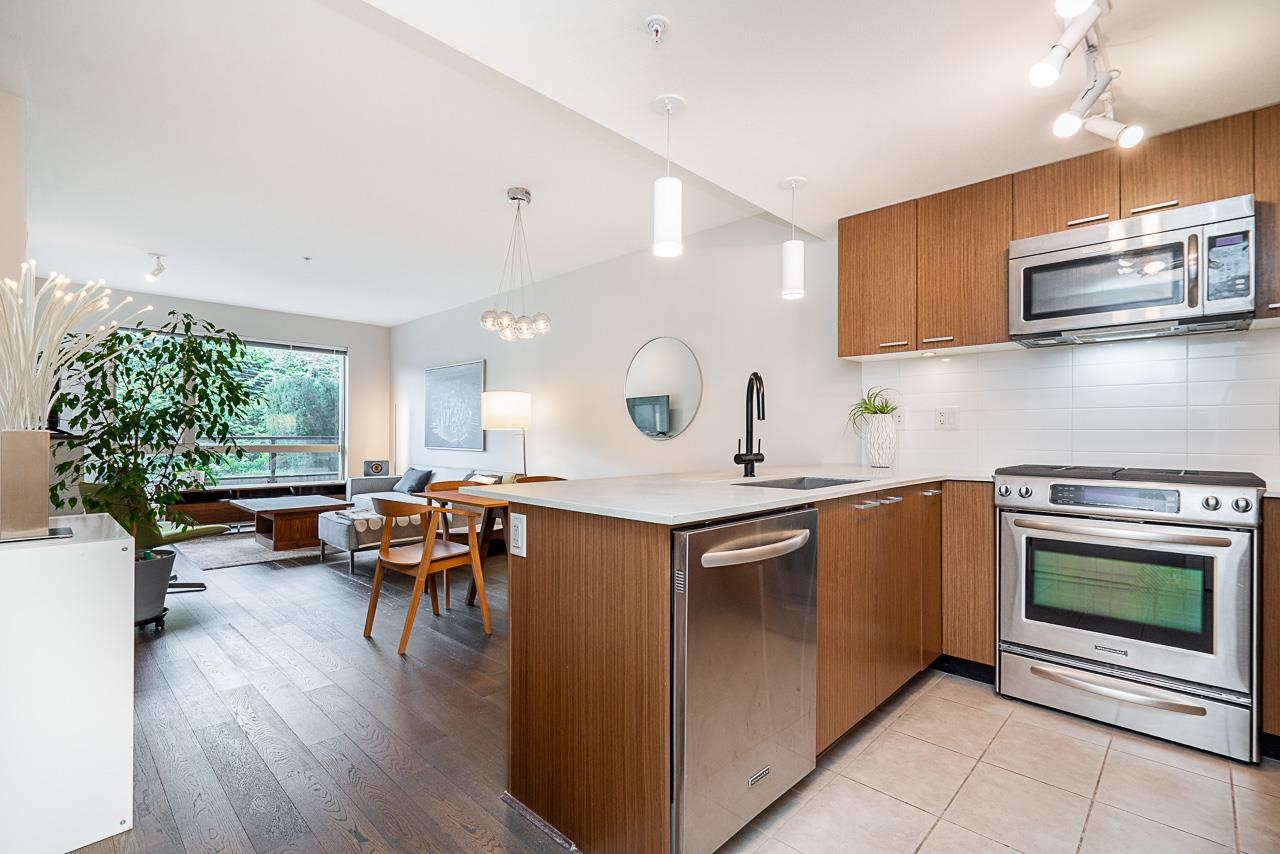 208 1330 MARINE DRIVE Unit: 208