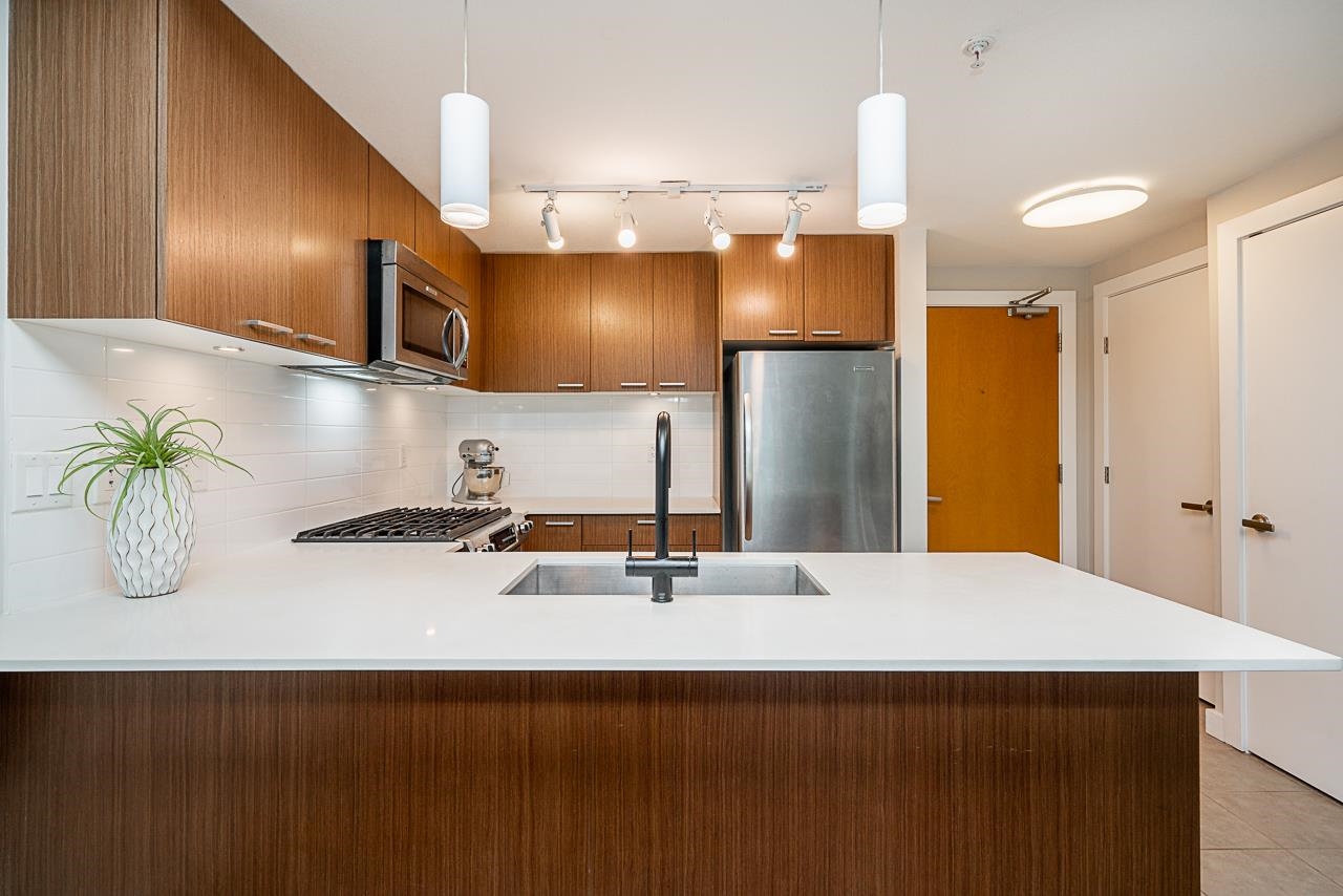 208 1330 MARINE DRIVE Unit: 208