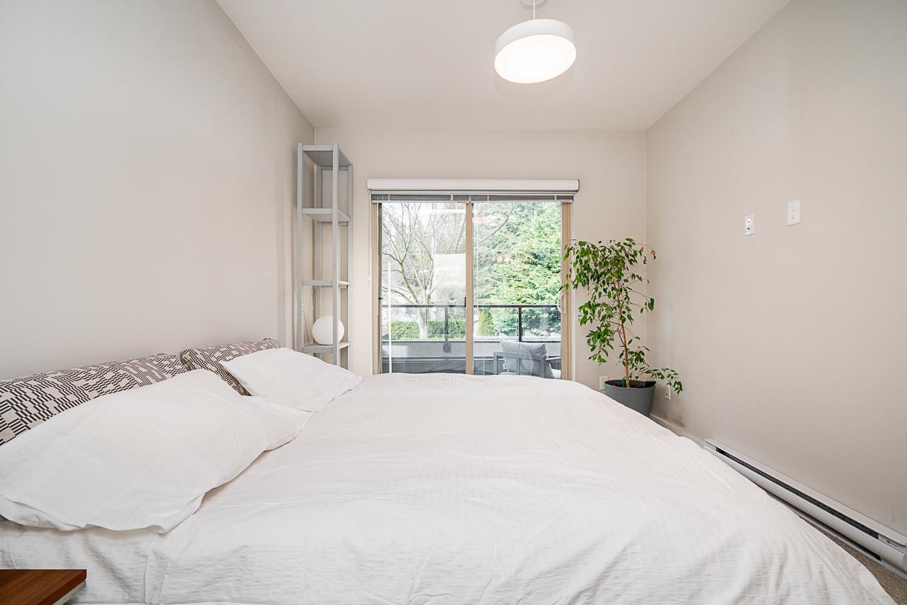 208 1330 MARINE DRIVE Unit: 208