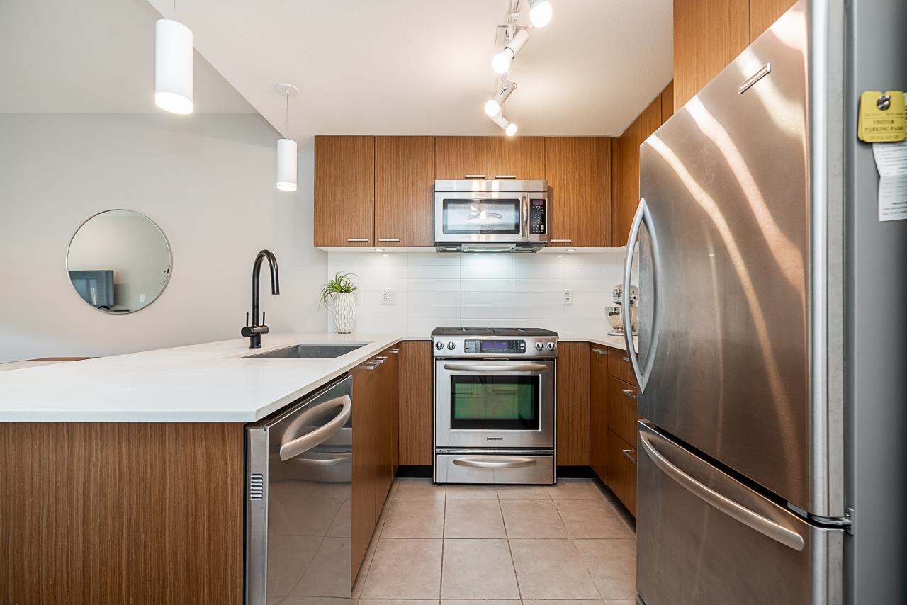 208 1330 MARINE DRIVE Unit: 208