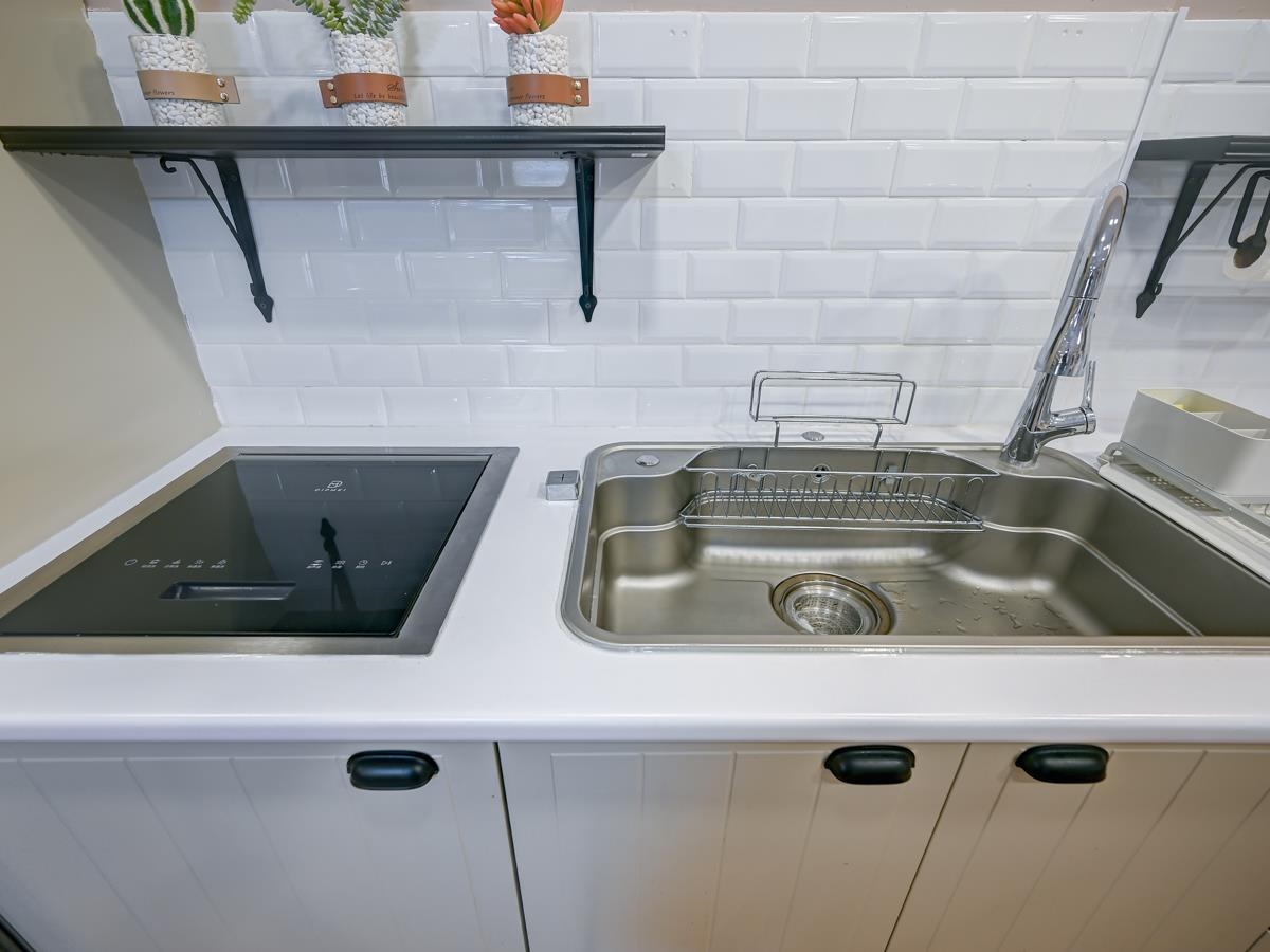 201 7600 MOFFATT ROAD Unit: 201