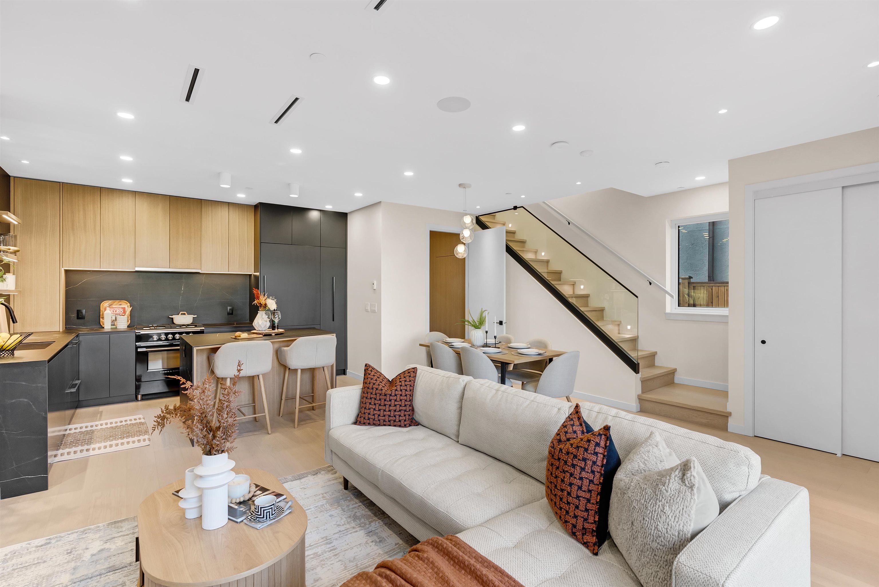 2 2764 W 14TH AVENUE Unit: 2