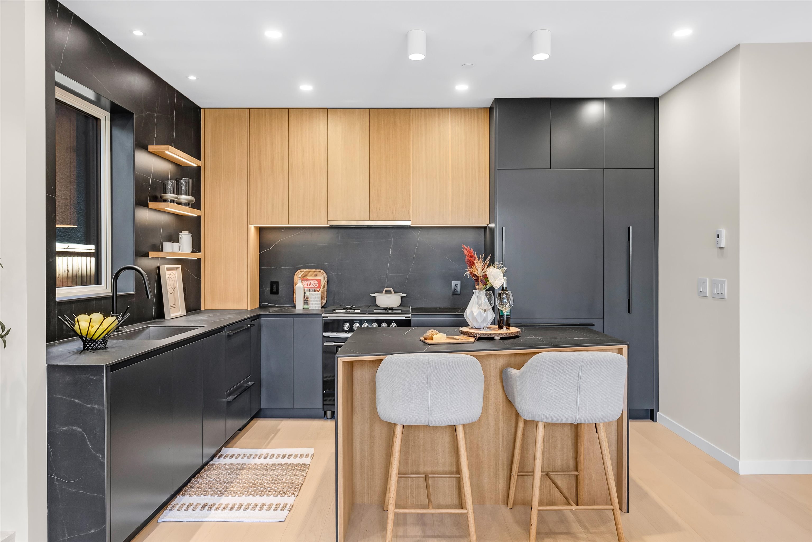 2 2764 W 14TH AVENUE Unit: 2